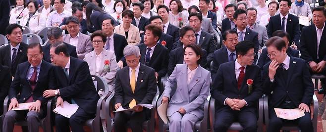 2569(2025)년 부처님오신날을 맞은 5일 서울 종로구 조계사 대웅전 앞에서 부처님 오신날 봉축법요식이 열리고 있다. 앞줄 오른쪽부터 더불어민주당 이재명 대선 후보, 국민의힘 김문수 대선 후보, 진보당 김재연 대선 후보, 정의당 권영국 대선 후보, 무소속 한덕수 대선 예비후보, 국민의힘 권영세 비상대책위원장. / 사진=대통령실사진기자단