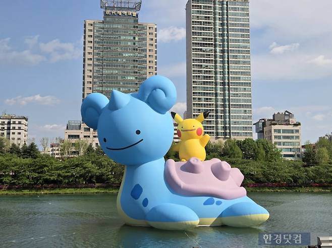 석촌호수 동호에 '메타몽 라프라스·피카츄' 벌룬이 떠있다./사진=박수림 기자