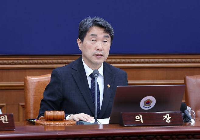 이주호 대통령 권한대행 부총리 겸 교육부장관이 2일 서울 종로구 정부서울청사에서 열린 임시 국무회의에서 모두발언을 하고 있다. 대통령실사진기자단