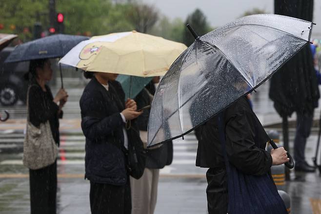 봄비가 내린 4월 22일 오전 서울 종로구 세종대로사거리에서 우산을 쓴 시민들이 출근길 발걸음 재촉하고 있다.  사진=임형택 한국경제신문 기자