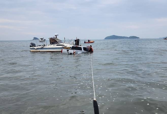 5일 중구 덕교동 거잠포선착장에서 해경이 바다에 빠진 차량 운전자를 구조하고 있다. 인천해양경찰서 제공