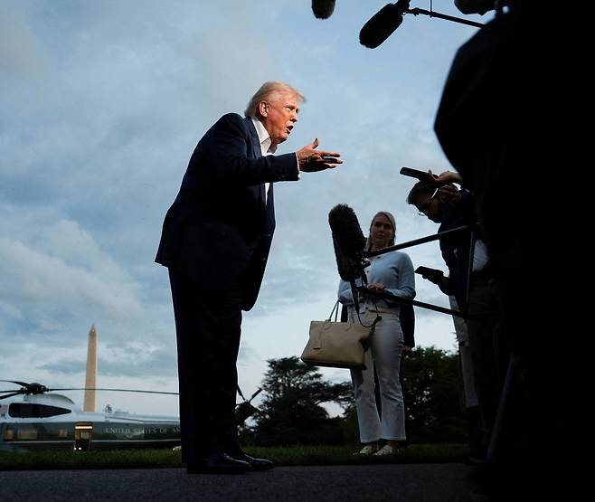 답변 도널드 트럼프 미국 대통령이 4일(현지시간) 백악관 사우스론에서 기자들의 질문에 답하고 있다. 로이터연합뉴스