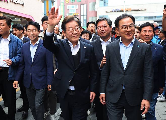 경청투어 계속 이재명 더불어민주당 대선 후보가 5일 경기 양평군 양평물맑은시장에서 열린 ‘골목골목 경청투어’에서 시민들을 향해 손을 흔들고 있다. 연합뉴스