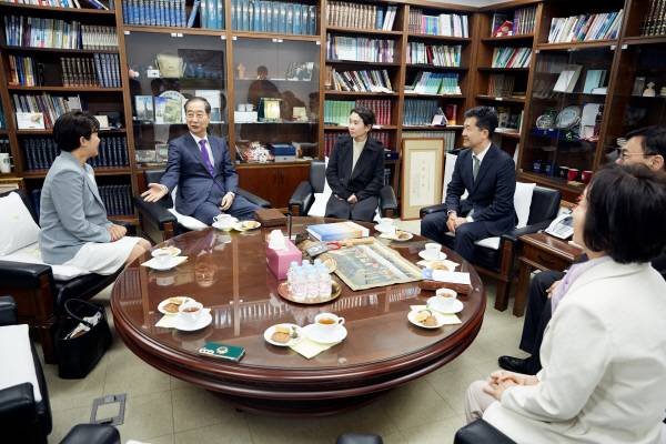 대선 출마를 선언한 무소속 한덕수 예비후보가 지난 4일 예배 참석차 서울 종로구 종교교회를 찾아 전창희 담임 목사 등 교회 관계자들과 대화하고 있다. 한덕수 캠프 제공