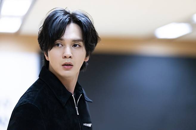 Yoo Seung-ho performs a scene from "Killing Caesar" during a rehearsal open to the press on Wednesday, at Chungmu Arts Center in Seoul. (The Tov Company)