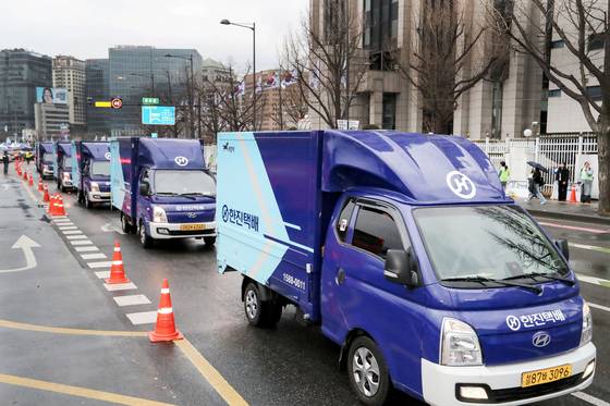 Hanjin delivery trucks are parked in front of Gwanghwamun Square in Jongno District, central Seoul, in this photo provided by the firm. [NEWS1]