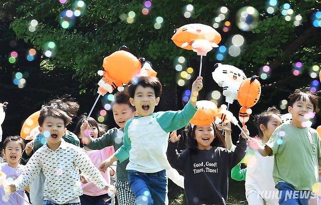 지난해 5월2일 서울 송파구 올림픽공원 한성백제 박물관 앞 지구촌공원에서 아이들이 비눗 방울 놀이를 하며 즐거운 시간을 보내고 있다. 곽경근 대기자&nbsp;