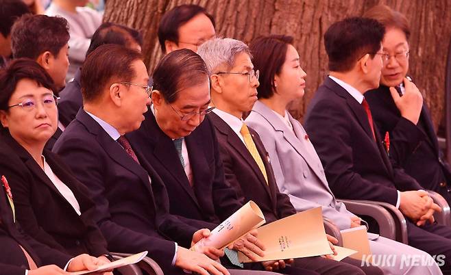 "무슨 이야기를 나눌까"5일 서울 종로구 조계사에서 부처님오신날 봉축법요식이 열리고 있는 가운데&nbsp; 권영세 국민의힘 비상대책위원장과 한덕수 무소속 대선 예비후보(앞줄 왼쪽에서 두번째와 세번째),&nbsp; 김문수 국민의힘 대선 후보와 이재명 더불어민주당 대선 후보(앞줄 왼쪽에서 여섯번째와 일곱번째)가 대화하고 있다.