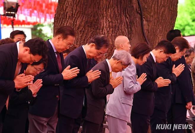 5일 서울 종로구 조계사에서 부처님오신날 봉축법요식이 열리고 있다. 앞줄 왼쪽부터 천하람 개혁신당 대표 권한대행, 김선민 조국혁신당 대표 권한대행, 권영세 국민의힘 비상대책위원장, 한덕수 무소속 대선 예비후보, 권영국 정의당 대선 후보, 김재연 진보당 대선 후보, 김문수 국민의힘 대선 후보, 이재명 더불어민주당 대선 후보.