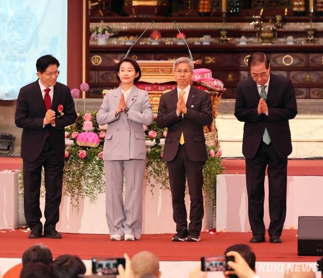 21대 대선 후보들이 5일 오전 조계사 봉축법요식 행사에 참석했다. (오른쪽부터) 한덕수 무소속 예비후보, 권영국 정의당 후보, 김재연 진보당 후보, 김문수 국민의힘 후보. 곽경근 대기자