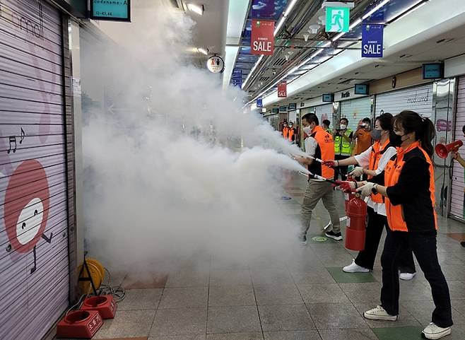 인천시설공단에서 지하도상가 화재사고 대응 등을 위해 합동 소방훈련을 하고 있다. 공단 제공