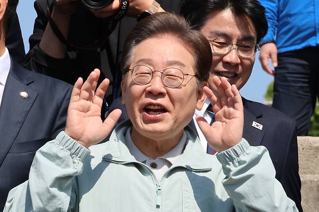 이재명 민주당 대선 후보가 대선을 한 달 앞둔 4일 경북 영주시 문정둔치에서 열린 한국선비문화축제장을 찾아 시민들에게 인사하고 있다. 연합뉴스