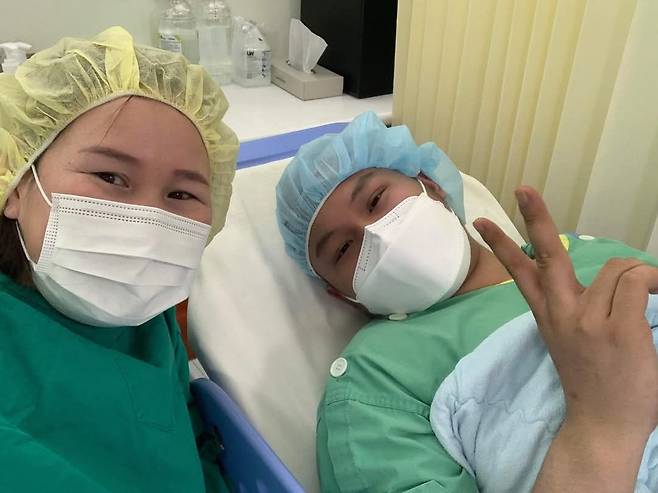 아마르자르갈(오른쪽)군과 그의 어머니 우얀가씨가 최근 서울 서대문구 연세세브란스병원에서 치료 중 사진을 찍고 있다. 이준모 목사 제공