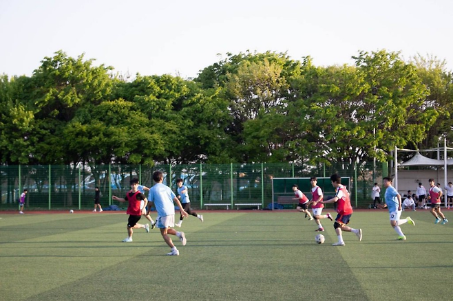 4일 오후 경기도 부천시 북부수자원생태공원 축구장에서 JC리그 참가자들이 경기를 하고 있다. JC리그 제공