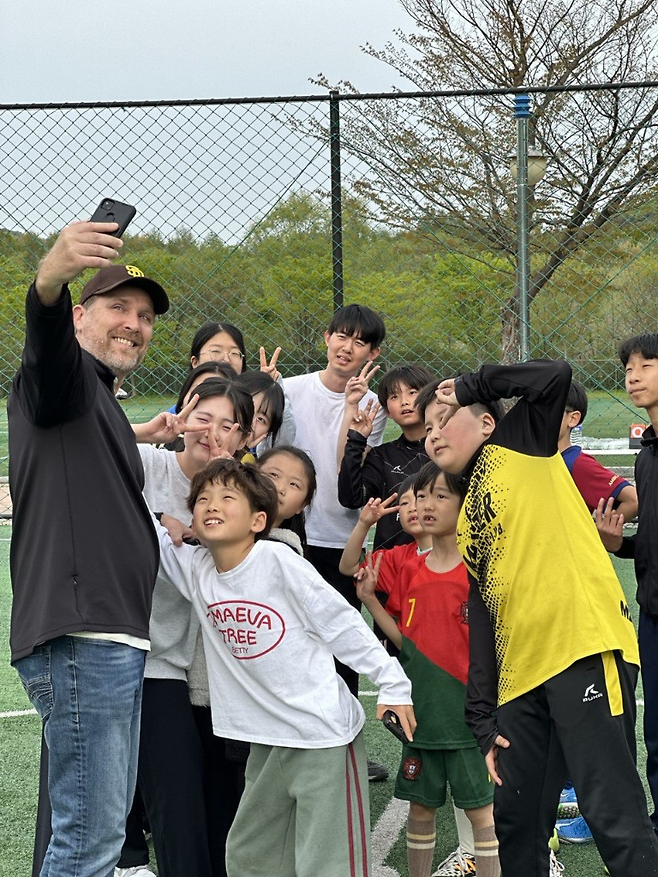 4일 오후 경기도 부천시 북부수자원생태공원 축구장에서 지미 랄시 브레이크웨이아웃리치 선교사와 JC리그 참가자들이 함께 사진을 찍고 있는 모습. JC리그 제공