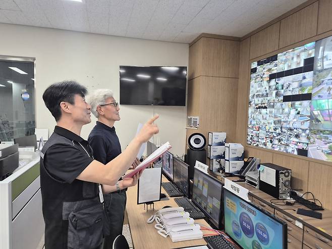 국립부산과학관 시설관리팀 직원들이 어린이날 연휴를 맞아 과학관 내 시설을 CCTV로 모니터링하고 있다. 과학관은 관람객의 안전하고 쾌적한 이용을 위해 연휴 기간 동안 주요 시설을 상시 점검 중이다. 사진=국립부산과학관 제공