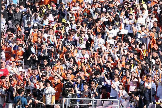 관중들이 한화 이글스 선수들을 응원하고 있다. 연합