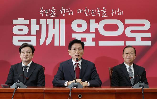 국민의힘 김문수 대선 후보가 4일 국회에서 열린 당 선거대책위원회 회의에서 발언하고 있다. 연합뉴스