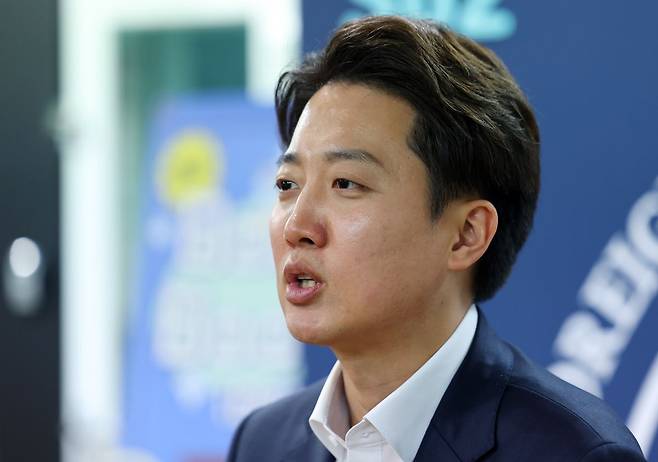 개혁신당 이준석 대선후보가 지난 1일 서울 동대문구 한국외국어대학교를 찾아 학생들과의 대화를 마친 뒤 취재진 질문에 답하고 있다. 연합뉴스