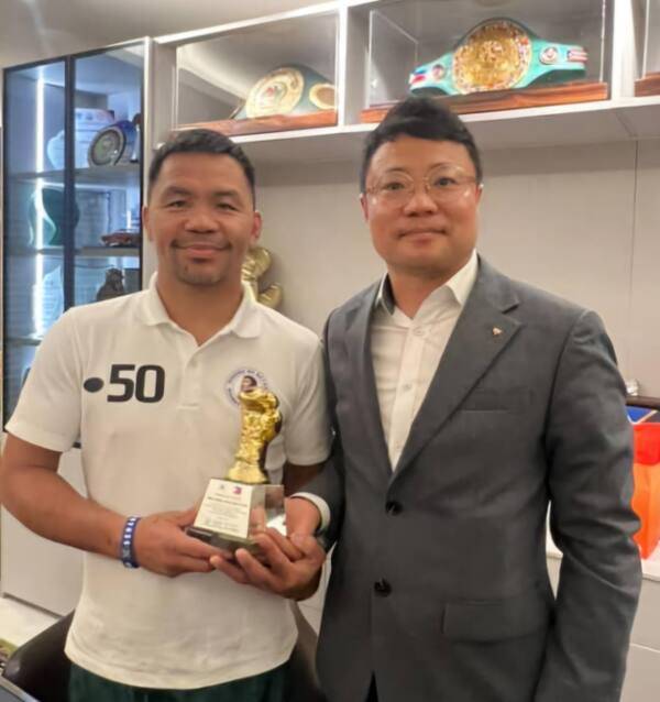 한국복싱진흥원 김주영 이사장(오른쪽)이 ‘복싱 영웅’인 매니 파퀴아오 ‘Blow by Blow’ 설립자와 업무협약 후 기념촬영을 하고 있다.한국복싱진흥원 제공