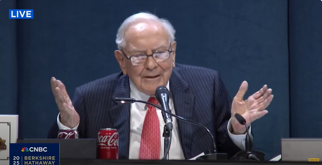 3일(현지시간) 미국 네브래스카주 오마하 CHI헬스센터에서 열린 버크셔해서웨이 주주총회에서 워런 버핏 회장이 주주들을 상대로 발언하고 있다. [사진 = CNBC 캡처]