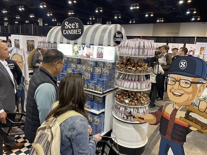 지난 3일(현지시간) 미국 네브래스카주 오마하 CHI헬스센터에서 열린 버크셔해서웨이 주주총회장에서 버크셔해서웨이 자회사인 시즈캔디 상품이 판매되고 있다. [오마하(미국) = 윤원섭 특파원]