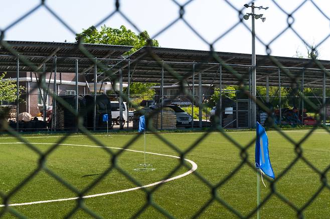 구양리 햇빛두레 발전소 4호. 마을 풋살장 옆 공용 주차장에 지붕으로 태양광 집열판을 올렸다. 풋살장은 최근 태양광발전 수익을 활용해 주민 모두가 활용 가능한 그라운드 골프장으로 개조하고 있다. [사진=전형민 기자]