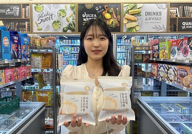 이마트24가 선보인 ‘우유크림 쫀득모찌빵’. [사진 = 이마트24 제공]