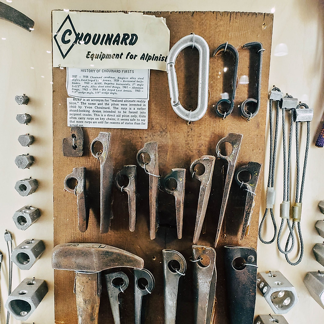 취나드 이큅먼트의 피톤들과 등산 장비들