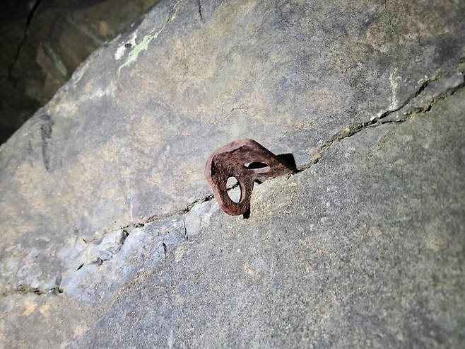 철제 피톤이 꽂혀있는 산의 모습