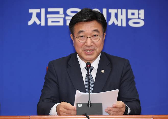 5일 서울 여의도 국회에서 더불어민주당 윤호중 총괄선대본부장이 기자간담회를 하고 있다.  [사진출처=연합뉴스]