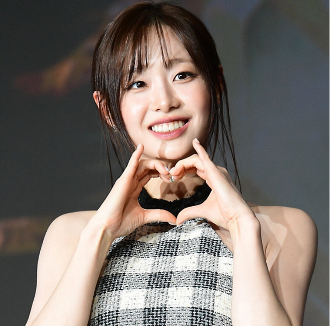 가수 츄가 과거 지하철에서 함박웃음을 지으며 닌텐도로 게임을 하는 모습이 목격된 바 있다. 이후 츄는 라디오에서 본인이 맞다고 인정했다. [사진 = 스타투데이]