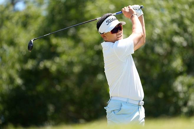 티샷한 뒤 공을 바라보고 있는 양용은. AFP 연합뉴스