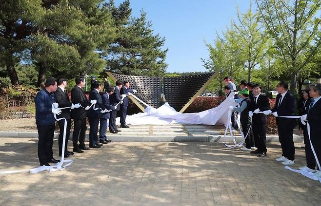 산업현장에서 사망한 노동자를 기리기 위한 ‘울산 산재 희생자 위령탑’이 지난 4월 30일 울산 남구 옥동 울산대공원 내에 건립됐다. [사진 = 울산시]