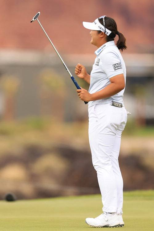 챔피언 퍼트에 성공한 유해란이 주먹을 불끈 쥐며 기뻐하고 있다. AP연합뉴스