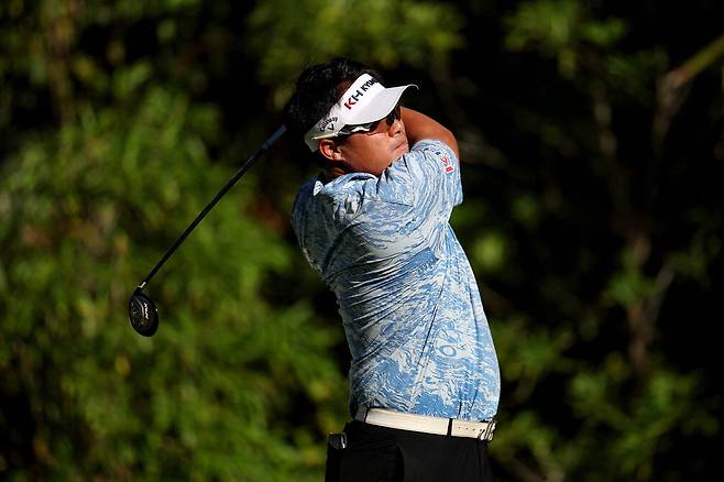 티샷한 뒤 공을 바라보고 있는 이승택. AFP연합뉴스