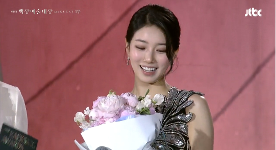 배우 수지가 백상예술대상 MC 10주년을 맞이하며 따뜻한 축하를 받았다.사진=JTBC 방송캡처