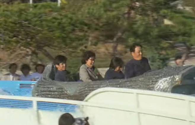 중국 민항기 탑승객들은 춘천에서 수도권으로 올라와 중국으로 출발 전까지 근교 산업시설, 용인 자연농원, 백화점 등을 견학했다/사진=KTV 갈무리