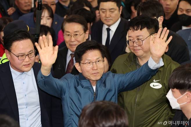 김문수 국민의힘 대통령 후보가 4일 오후 경기 의정부시 제일시장을 찾아 인사하고 있다. (공동취재) 2025.5.4/사진=뉴스1 /사진=(의정부=뉴스1) 안은나 기자