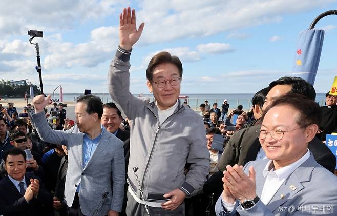 [삼척=뉴시스] 조성우 기자 = 민심을 청취하는 '경청 투어'에 나선 이재명 더불어민주당 대선후보가 3일 강원도 삼척시 삼척해수욕장 인근에서 주민들과 관광객들에게 연설하고 있다. 2025.05.03. xconfind@newsis.com /사진=조성우