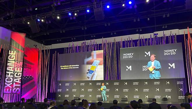 윤호영 카카오뱅크 대표가 지난 23일 태국 방콕에서 열린 '머니 2020 아시아'에 참석해 발표하고 있는 모습/사진제공=카카오뱅크