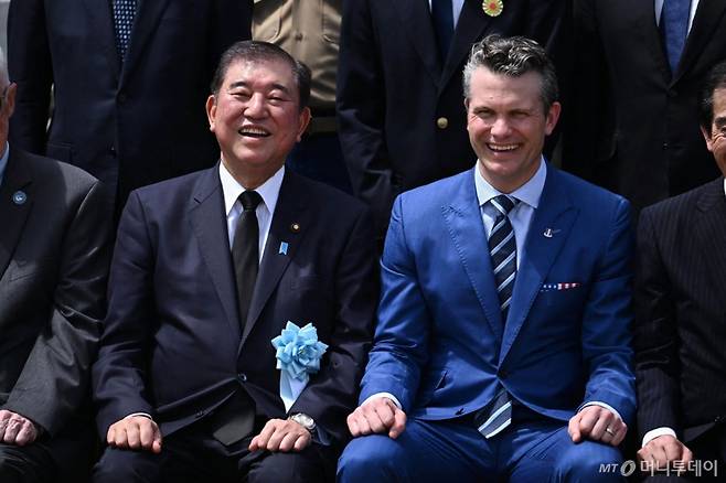 이시바 시게루 일본 총리가 지난 3월29일 일본에서 열린 미국과 일본 전몰자 합동 위령식에 피트 헤그세스 미국 국방부 장관과 참석하고 있다. / AFP=뉴스1
