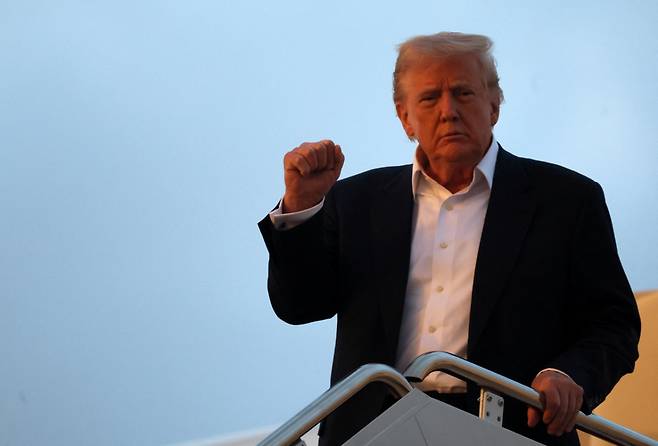 도널드 트럼프 미국 대통령이 4일(현지시간) 플로리다주 팜비치에서 주말을 보낸 후 백악관으로 복귀하기 위해 앤드루스 합동기지에 도착해 에어포스원에서 내리며 손짓을 하고 있다. /로이터=뉴스1