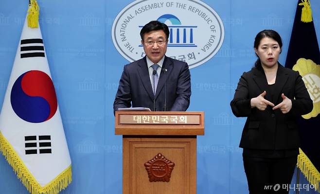 [서울=뉴시스] 조성우 기자 = 이재명 제21대 대통령 선거 더불어민주당 경선 후보 캠프 선거대책위원장인 윤호중 의원이 18일 오전 서울 여의도 국회 소통관에서 영남 지역 공약을 발표하고 있다. 2025.04.18. xconfind@newsis.com /사진=조성우