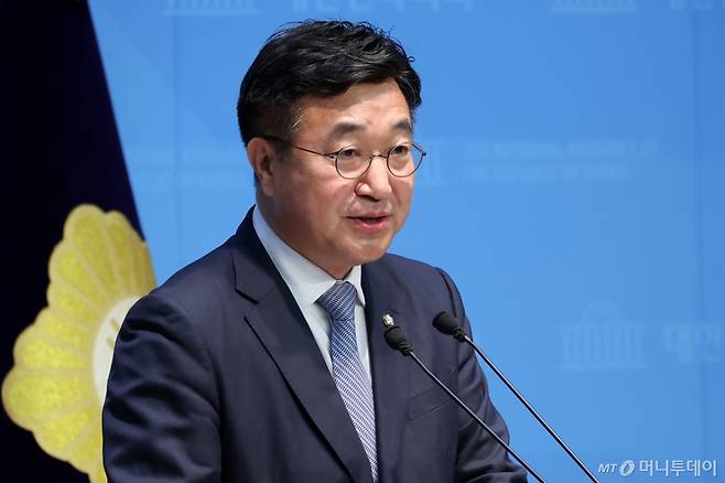 [서울=뉴시스] 조성우 기자 = 이재명 제21대 대통령 선거 더불어민주당 경선 후보 캠프 선거대책위원장인 윤호중 의원이 18일 오전 서울 여의도 국회 소통관에서 영남 지역 공약을 발표하고 있다. 2025.04.18. xconfind@newsis.com /사진=조성우