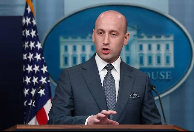 도널드 트럼프 미국 대통령이 4일(현지시간) 차기 국가안보보좌관 유력 후보로 언급한 스티븐 밀러 백악관 정책 담당 부비서실장 /로이터=뉴스1