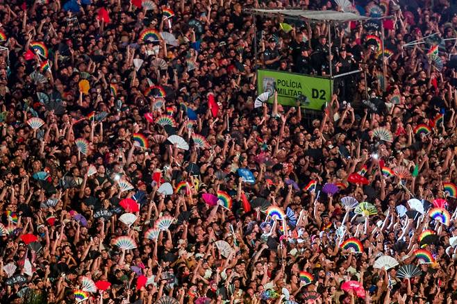 지난 3일 브라질 리우데자네이루 코파카바나 해변에서 열린 미국 팝스타 레이디 가가의 무료 초대형 콘서트를 기다리는 팬들 앞에, 군사 경찰관들이 높이 설치된 플랫폼에 서 있다. 브라질 경찰은 레이디 가가 콘서트를 겨냥한 공격 음모를 저지하고 이와 관련된 용의자 두 명을 체포했다고 밝혔다. /사진=AFP=뉴스1
