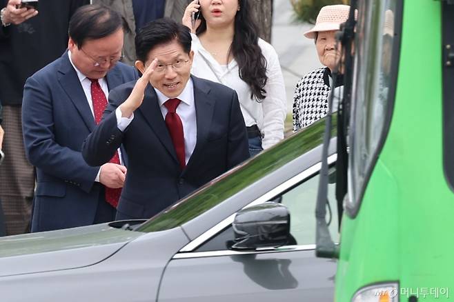 [서울=뉴시스] 권창회 기자 = 김문수 국민의힘 대선 후보가 5일 서울 종로구 광화문광장에서 시민들과 인사하고 있다. 2025.05.05. kch0523@newsis.com /사진=권창회