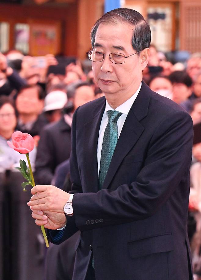 한덕수 무소속 대선 예비후보가 5일 서울 종로구 조계사에서 열린 부처님오신날 봉축법요식 육법공양에서 헌화를 위해 이동하고 있다. / 사진=대통령실통신사진기자단 /사진=최진석