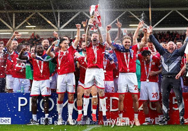 승격을 자축하는 렉섬 AFC 선수단. /게티이미지코리아